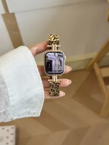 Leopard Muster Doppelrohr Milanese Uhrenarmband kompatibel mit Apple Watch, Metall Band.