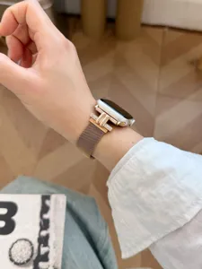 Nahaufnahme des roségoldenen Mailand-Armbands mit funkelndem Kristallanschluss am Handgelenk.