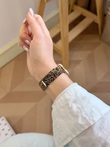 Nahaufnahme des Leopardenmuster Mailand Uhrenarmbands am Handgelenk für Smartwatch getragen.