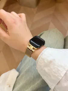 Goldfarbenes Mailänder Metall-Uhrenarmband mit funkelndem Strass-Stecker für die Uhr.