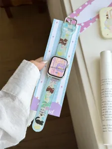 Cinturino per orologio in silicone estivo fresco in primo piano, morbido per uso quotidiano.