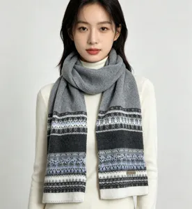 Nordischer Fair Isle Strick Winterschal Detail, weicher warmer grauer geometrischer Schal.