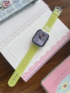 Dettaglio cinturino orologio TPU a pois verdi, simpatico design con cuore per smartwatch.