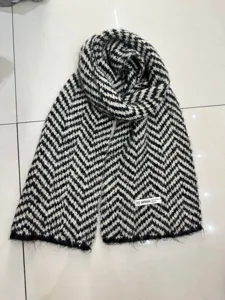 Sciarpa in maglia chevron nera e bianca, scaldacollo invernale caldo accogliente dettaglio.
