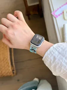 Vista dettagliata del cinturino in silicone, cinturino azzurro con simpatico pinguino.