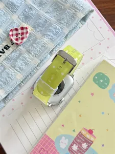 Cinturino per smartwatch in TPU verde chiaro a pois, morbido e resistente per uso quotidiano.