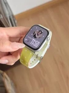 Primo piano dettagliato del cinturino di ricambio in TPU a pois verde chiaro per orologio.