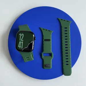 Groene siliconen horlogeband en smartwatch set compatibel met Apple Watch, stijlvol en duurzaam.