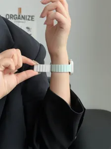 Cinturino in silicone magnetico compatibile con Apple Watch Series 10 9 SE, comodo e chic.