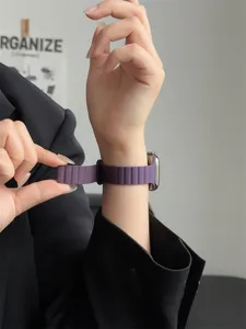 Cinturino per orologio magnetico in silicone compatibile con smartwatch, color prugna.