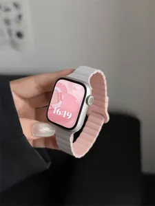 Cinturino per orologio bicolore in silicone compatibile Apple Watch, dettaglio morbido.