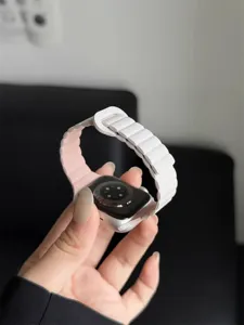 Cinturino magnetico in silicone compatibile con Apple Watch rosa morbido accessorio elegante.