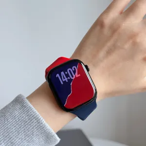 Siliconen horlogebandje voor Apple Watch, rood en blauw tweekleurig design, pols hoofdaanzicht.
