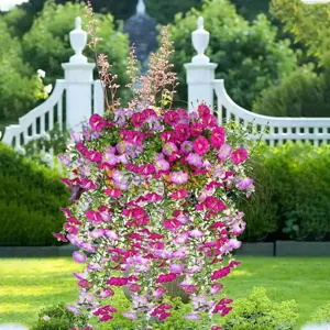 Primer plano detallado de flores de campanilla artificiales colgantes para decorar el jardín.