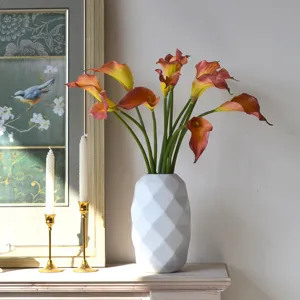 Grande fleur de calla artificielle en EVA avec vase géométrique blanc pour décoration d'intérieur.