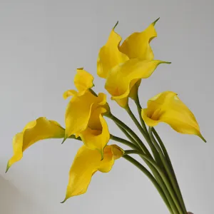 Grande fleur artificielle d'arum jaune en caoutchouc souple pour bouquet de mariage