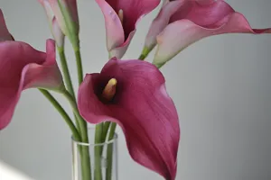 Vue detaillee de fleur de lys calla artificiel, matiere EVA toucher doux, decore violet.