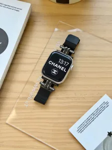 Detailansicht des schwarzen Mailänder Uhrenarmbands mit Doppeltuben und Strass für Smartwatch.