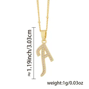 Vue détaillée du collier pendentif lettre A gothique plaqué or avec oxydes de zirconium.