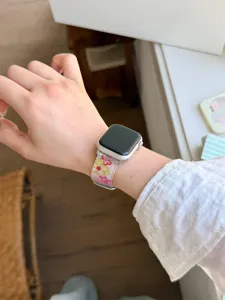Cinturino per orologio in silicone con fiori colorati per Apple Watch, accessorio morbido.