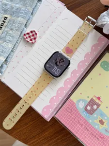 Vista dettagliata del nuovo cinturino per orologio in TPU con pois d'amore compatibile Apple.