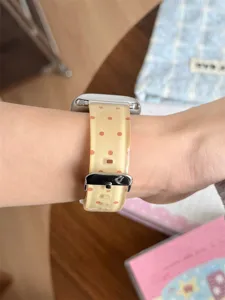 Cinturino a pois in silicone per Apple Watch, cinturino di ricambio morbido in TPU, design giallo.