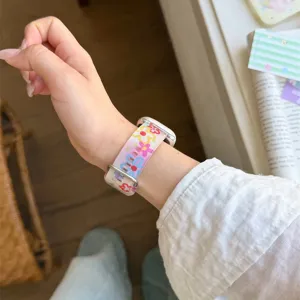 Cinturino per orologio in silicone con fiori estivi rinfrescanti indossato al polso.