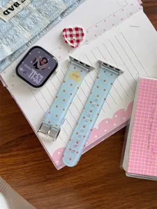 Primo piano dettagliato del cinturino per orologio in TPU a pois blu con grazioso cuore.