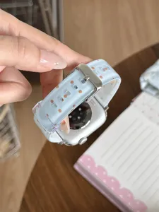 Vista dettagliata del cinturino per smartwatch in TPU azzurro a pois con fibbia argentata.