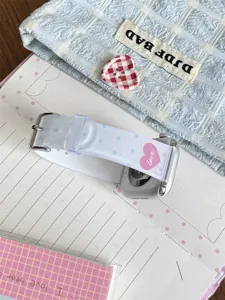 Vista dettagliata del cinturino in TPU con pois blu e motivo a cuore rosa love.