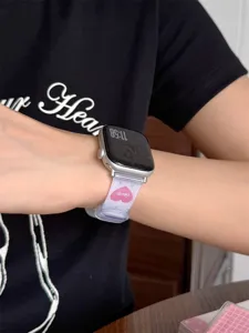 Inquadratura dettagliata del cinturino per orologio in TPU con grazioso motivo a cuori.