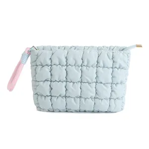 Lichtblauwe gewatteerde cloud cosmetisch tasje detail met zachte puff textuur en polsband