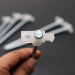 Outdoor Camping Zeltpflöcke mit Metallstab und Kunststoffkopf für feste Verankerung.
