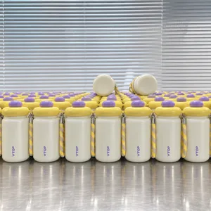 Détail de la mini bouteille isotherme en acier inoxydable avec couvercle violet.