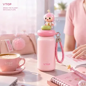 Vue détaillée de la mini tasse thermos isolée rose avec un adorable astronaute.