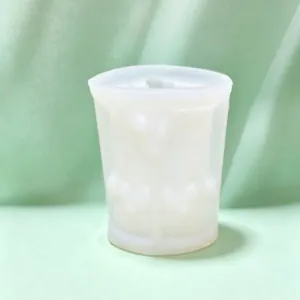 Detailaufnahme der zylindrischen Silikonform fuer handgemachte Kerzen und Duftwachs-Basteleien.