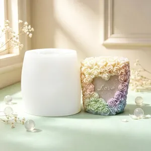 Detailaufnahme der Silikonform und der farbverlaufenden Rosenkerze mit feinen Blumenstrukturen.