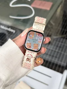 Stijlvolle nylon gevlochten horlogeband met schattige berenhanger en gesp voor smartwatch.