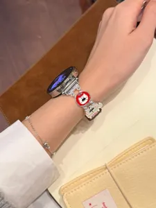 Metall dekorativer Uhrenarmband mit süßen Cartoon-Figuren Charms, kompatibel mit Smartwatches.