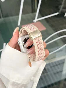 Nylon gevlochten bandje voor Apple Watch met schattige berenbedel en metalen gesp.