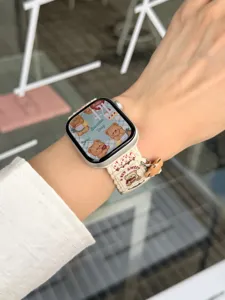 Detailopname van het schattige beren geweven nylon vervangende horlogebandje voor smartwatch.