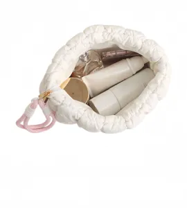 Witte pluche cosmetictas met roze trekkoordhandvat, grote opbergtas voor reismake-up.