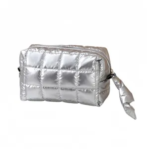Zilveren gewatteerde cosmetische tas, metallic puffer make-up tasje met handige rits.