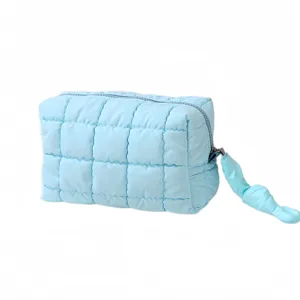 Lichtblauwe gewatteerde cosmetische tas, zachte make-up etui organizer details.