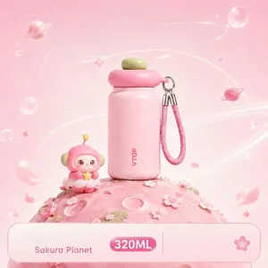 Détail de la mini bouteille isotherme rose avec figurine d'astronaute mignonne et sangle portable.