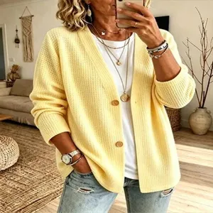 Nahaufnahme der gelben Damen Waffelstrick Strickjacke mit V-Ausschnitt und langen Ärmeln.