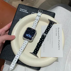 Prachtig detail van Koreaanse stijl polka dot leren horlogeband met luxe strass kast.