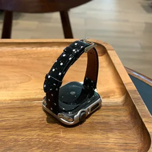 Gedetailleerd overzicht van zwart lederen horlogeband met stippen compatibel met Apple Watch, stijlvol.