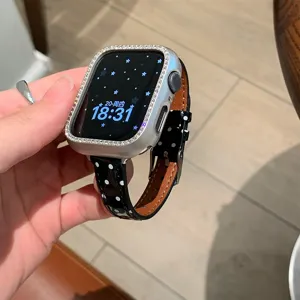 Strass horlogekast en stippen lederen horlogeband compatible met smartwatches detail weergave.