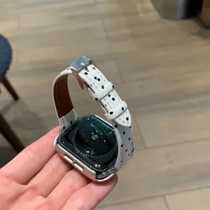 Witte, met stippen bedrukte lederen horlogeband compatible met Apple Watch, stijlvol.